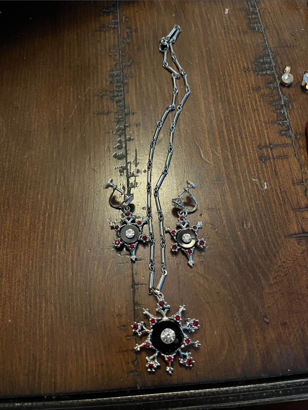 Snowflake with clear and red stones and a pr of screw back earrings 1857